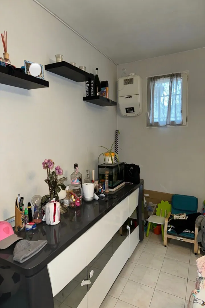 Appartment Type 2 rénové à Gardanne 13120 proche commodités 