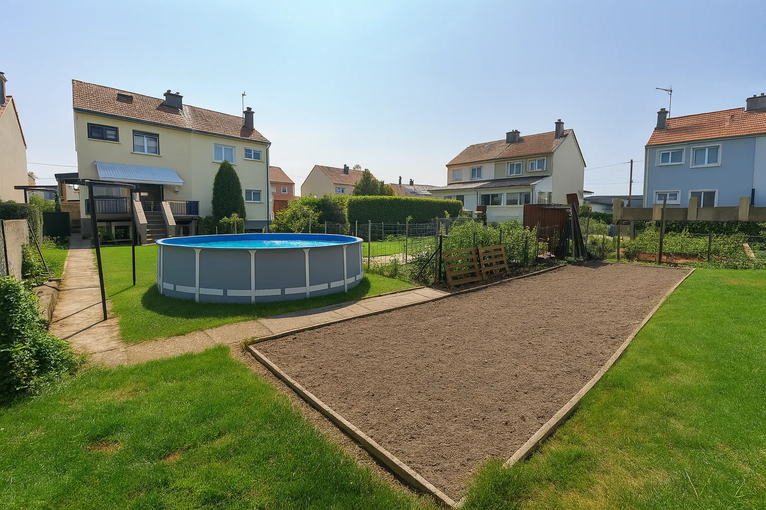 Maison spacieuse avec jardin, piscine et garage à Mexy 
