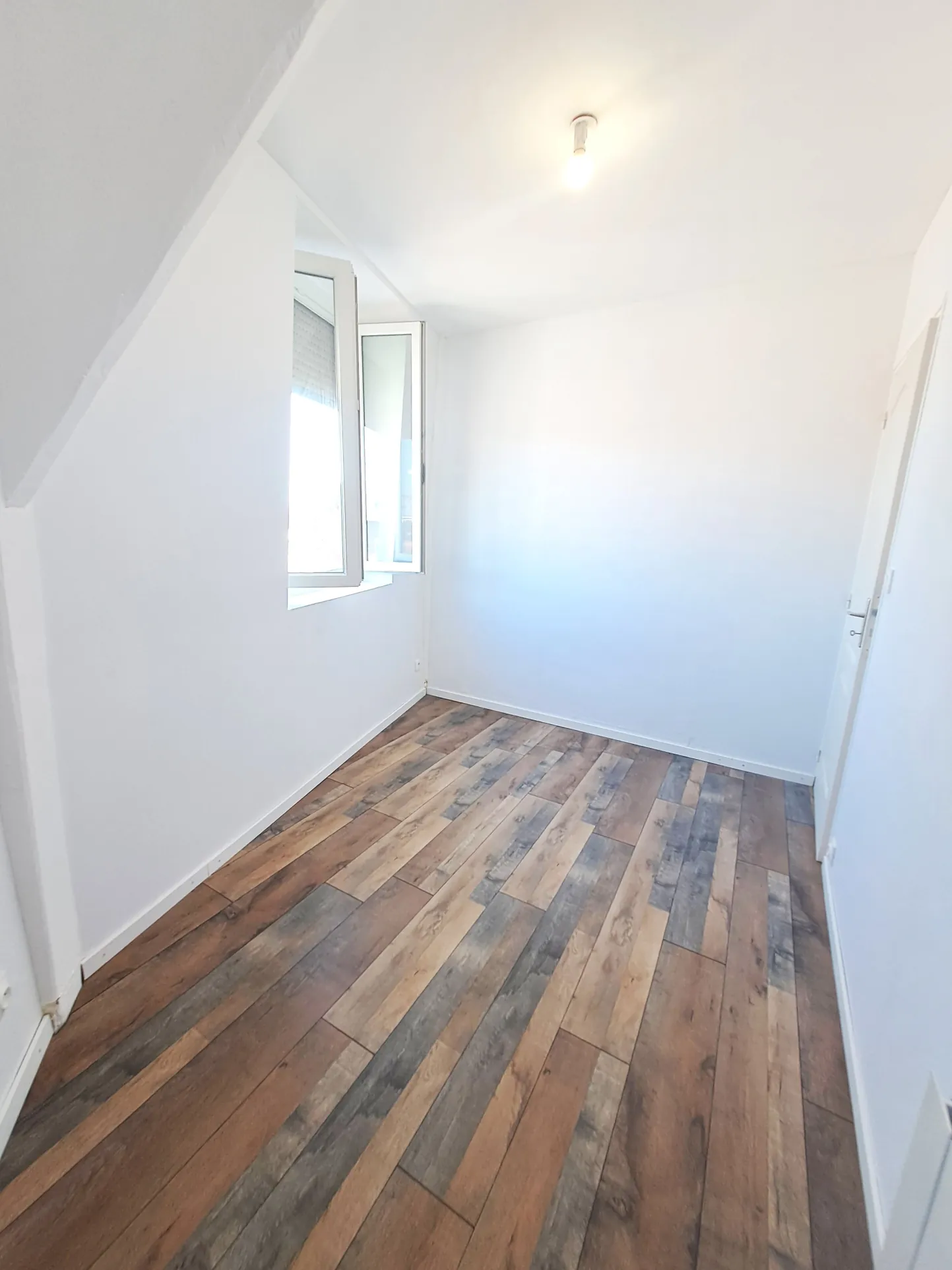 Appartement rénové de 33 m² à Saint-Quentin, calme et pratique 