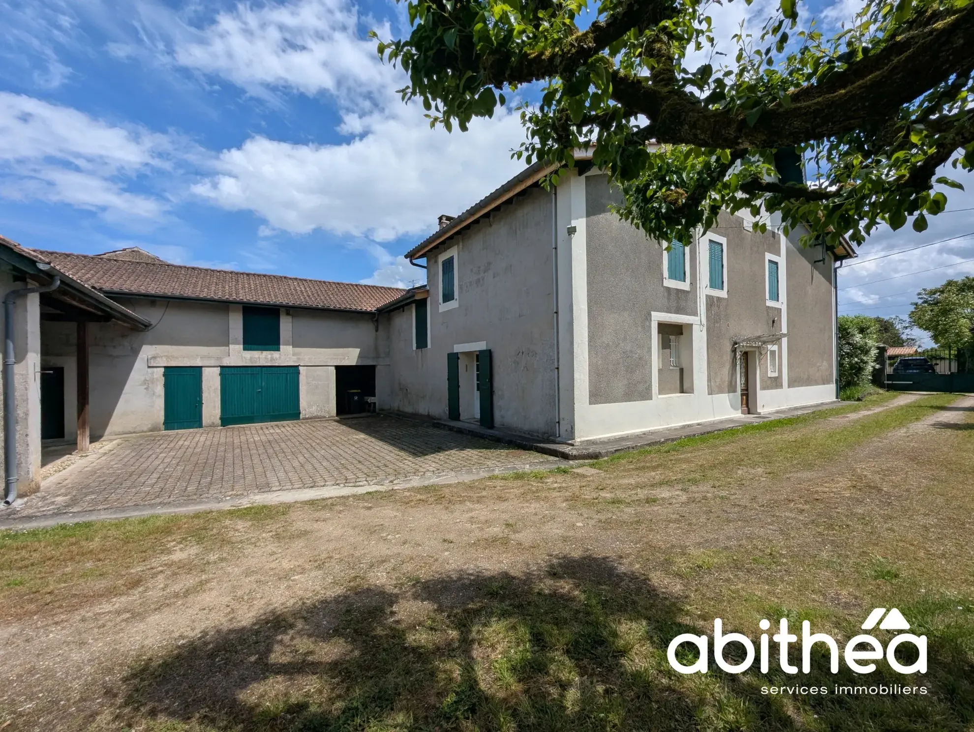 Bâtiment historique de 270 m² à Galgon à rénover avec jardin et garages