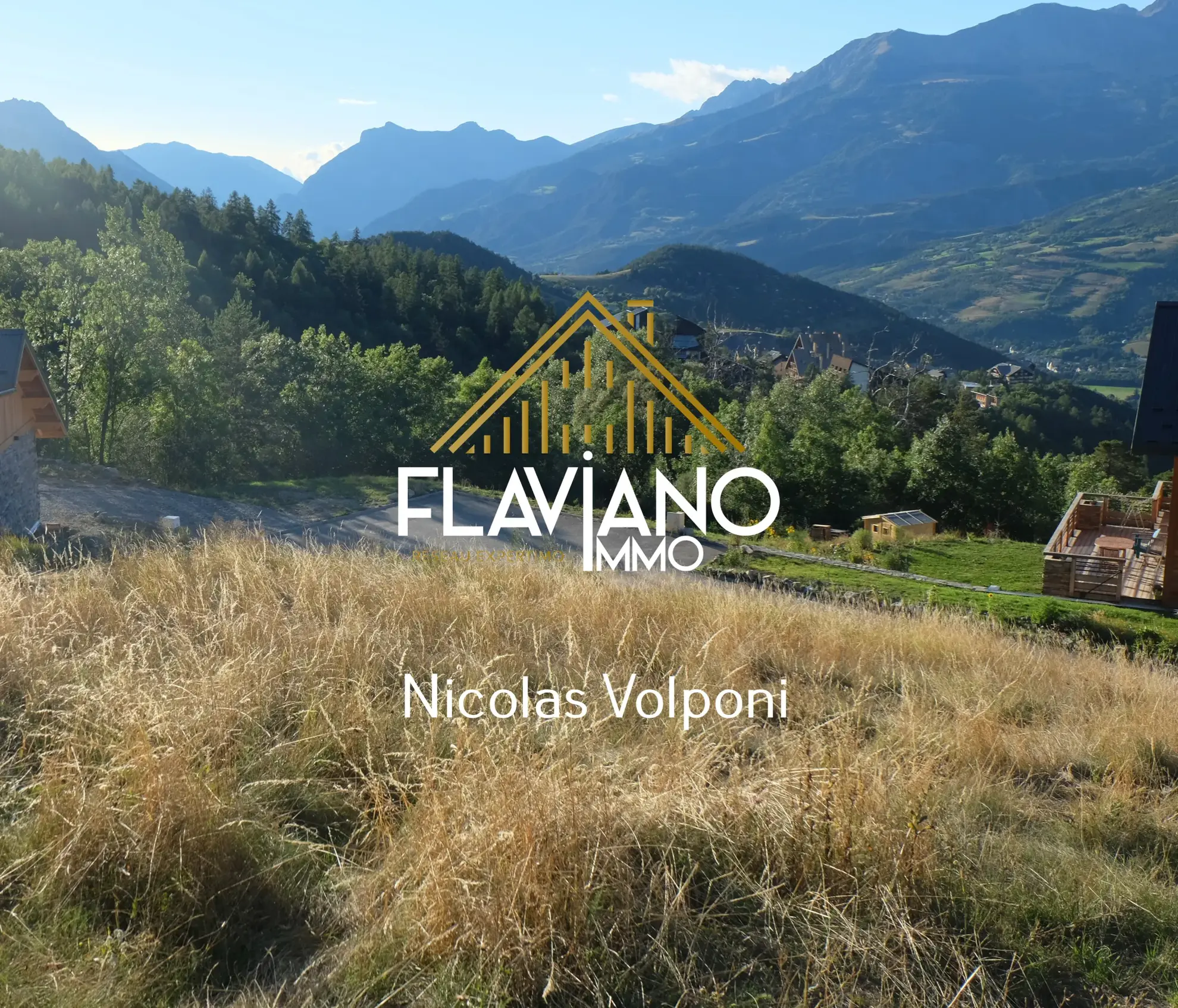 Terrain constructible de 887 m² au Sauze Enchastrayes avec vue sur les montagnes