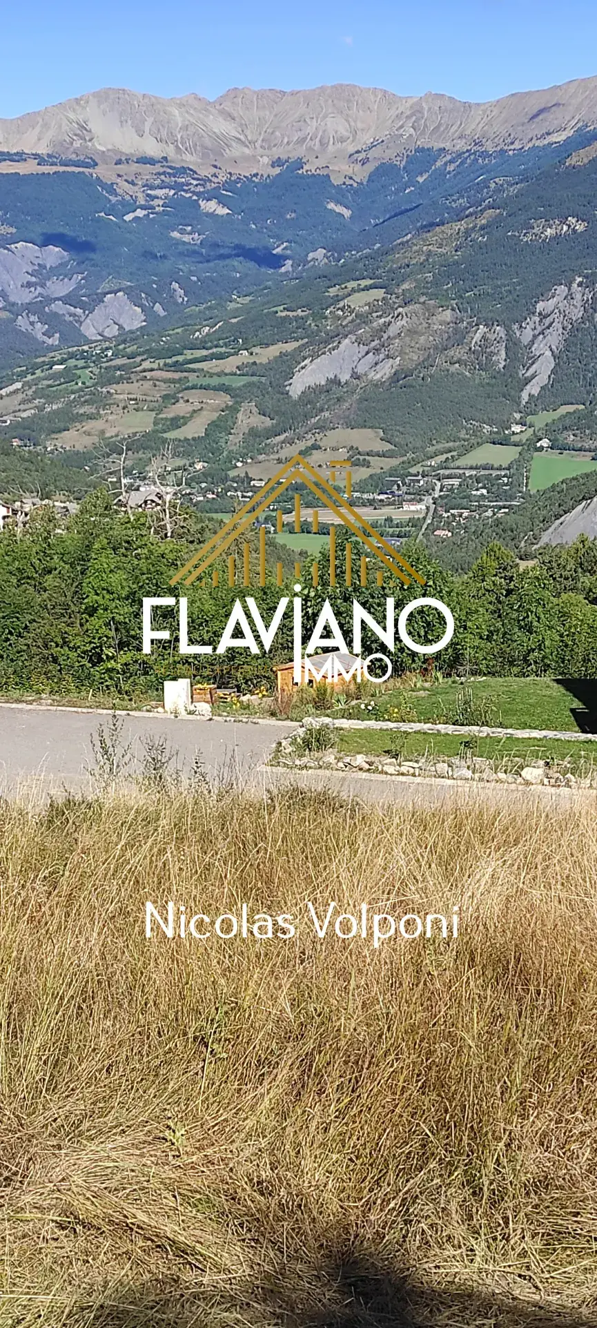 Terrain constructible de 887 m² au Sauze Enchastrayes avec vue sur les montagnes 