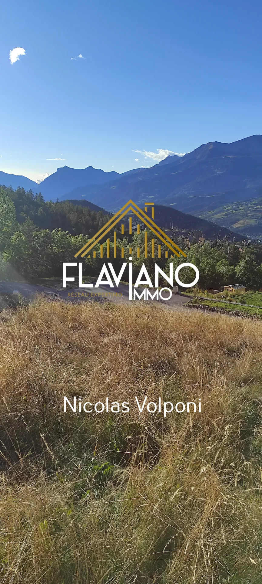 Terrain constructible de 887 m² au Sauze Enchastrayes avec vue sur les montagnes 