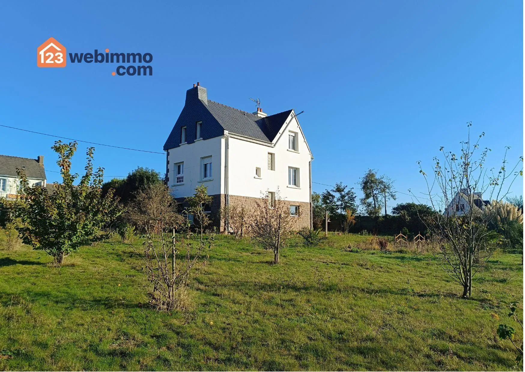 Charmante maison rénovée de 100 m² avec grand terrain à Pleumeur-Gautier