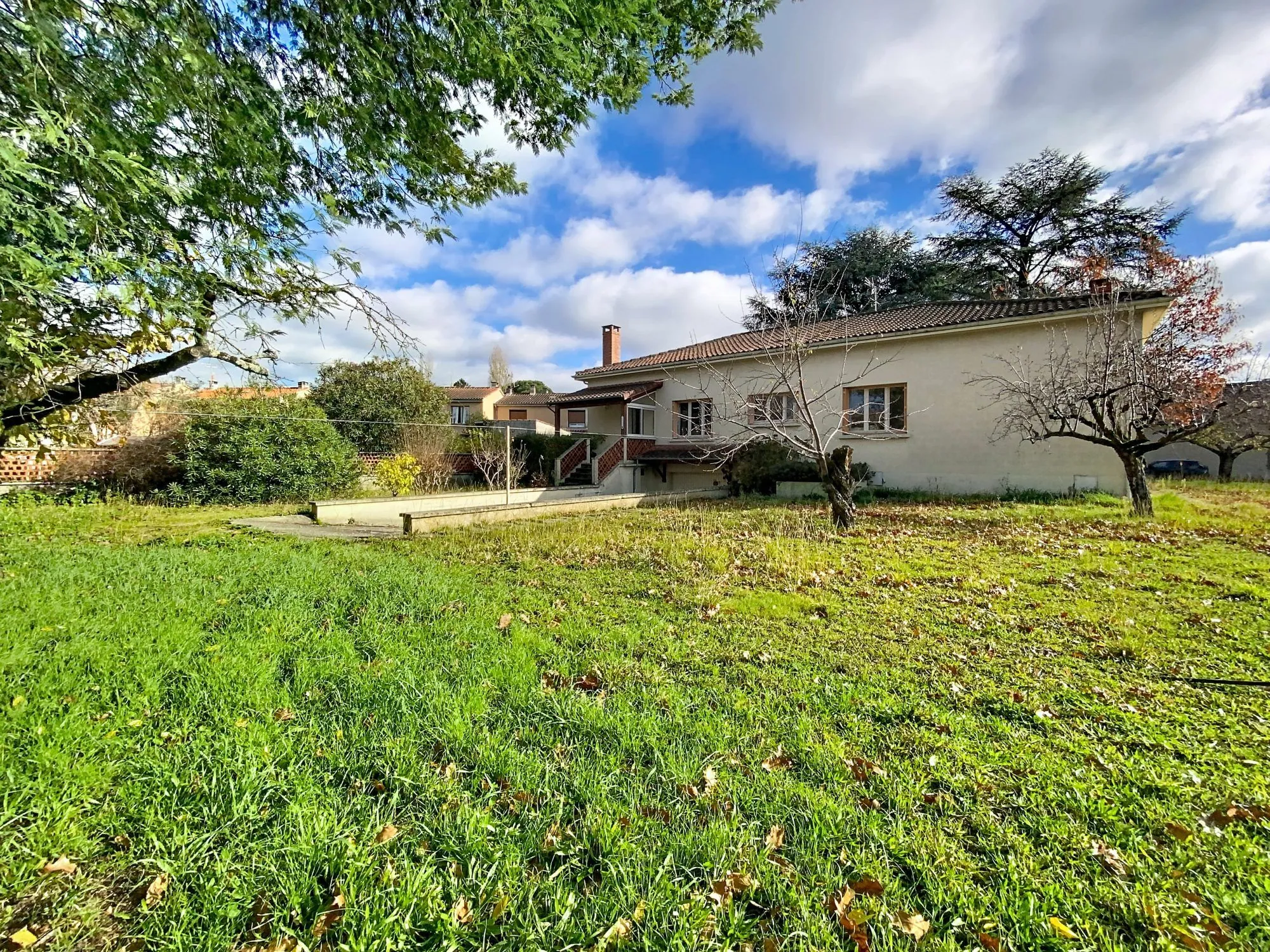 Maison individuelle à vendre à Albi avec grand terrain et potentiel de rénovation 