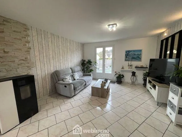 Maison de plain-pied rénovée avec garage et vue sur champs à Bouygues 