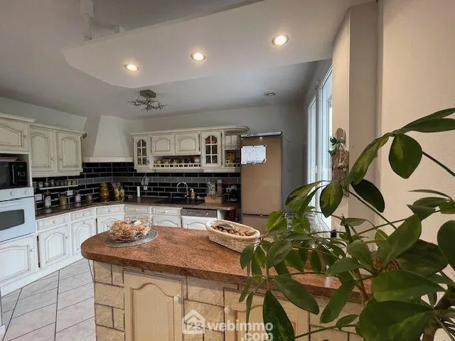 Maison de plain-pied rénovée avec garage et vue sur champs à Bouygues 