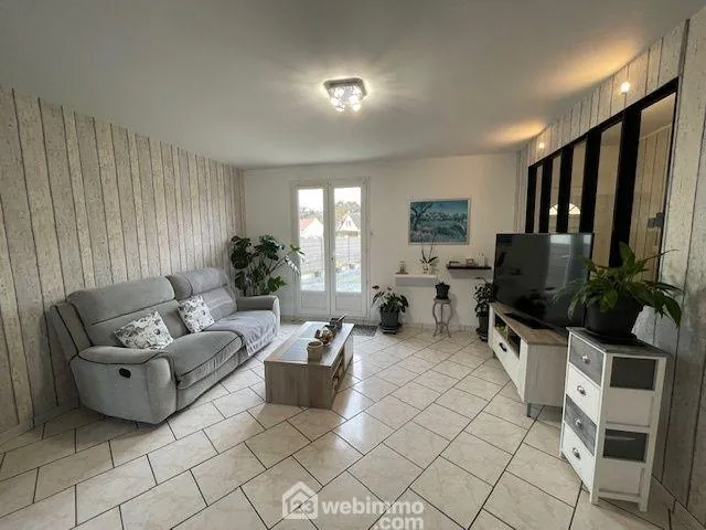 Maison de plain-pied rénovée avec garage et vue sur champs à Bouygues 