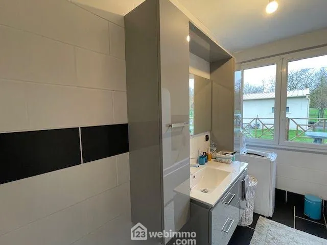 Maison de plain-pied rénovée avec garage et vue sur champs à Bouygues 