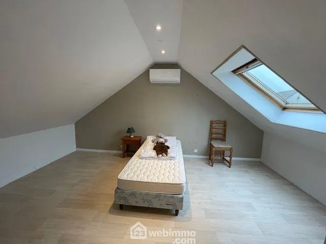 Maison de plain-pied rénovée avec garage et vue sur champs à Bouygues 