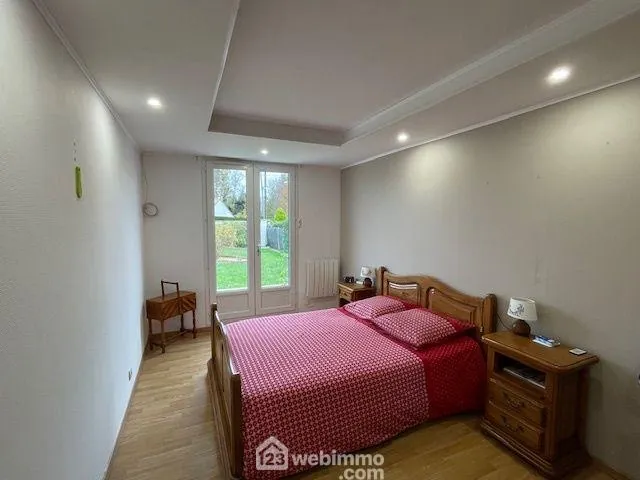 Maison de plain-pied rénovée avec garage et vue sur champs à Bouygues 