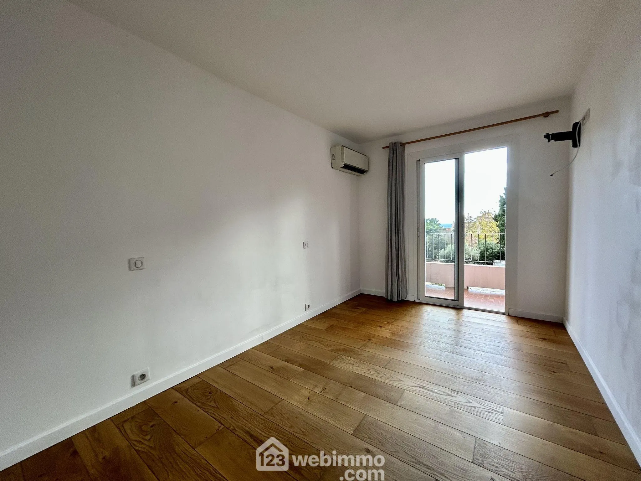 Appartement rénové de 73 m² à Bastia avec terrasse, cave et parking 
