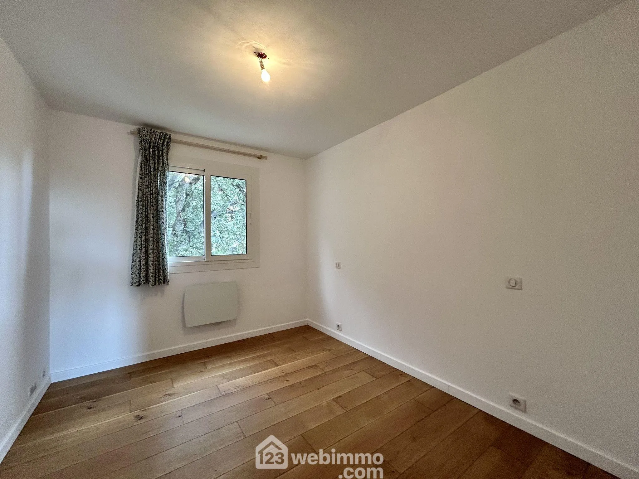 Appartement rénové de 73 m² à Bastia avec terrasse, cave et parking 