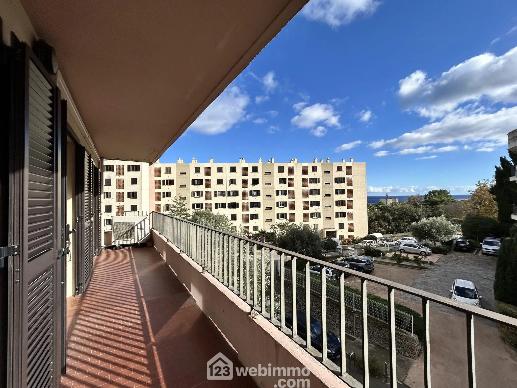 Appartement rénové de 73 m² à Bastia avec terrasse, cave et parking 