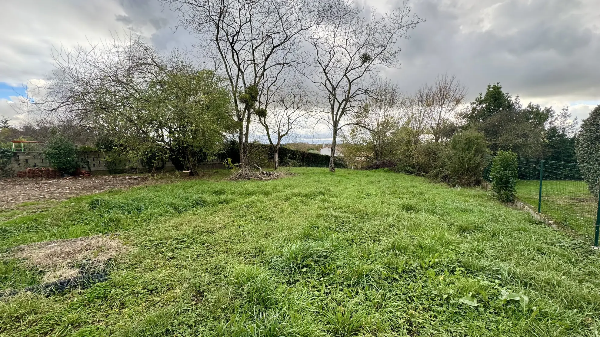 Terrain constructible de 1009 m² à Montberon, environnement calme et résidentiel