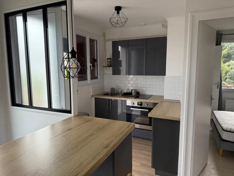 Appartement rénové de type 2 avec balcon et parking à Le Pouliguen