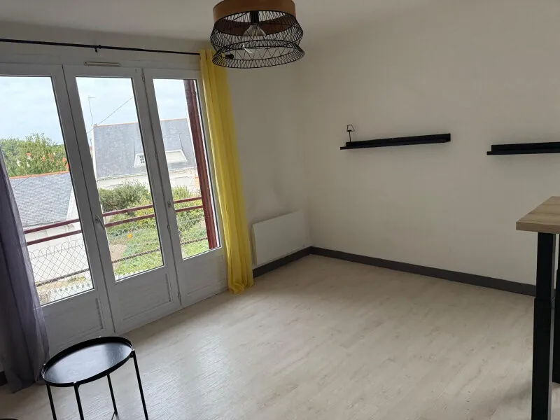 Appartement rénové de type 2 avec balcon et parking à Le Pouliguen 
