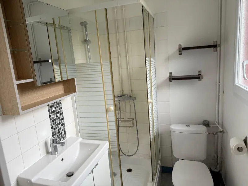 Appartement rénové de type 2 avec balcon et parking à Le Pouliguen 