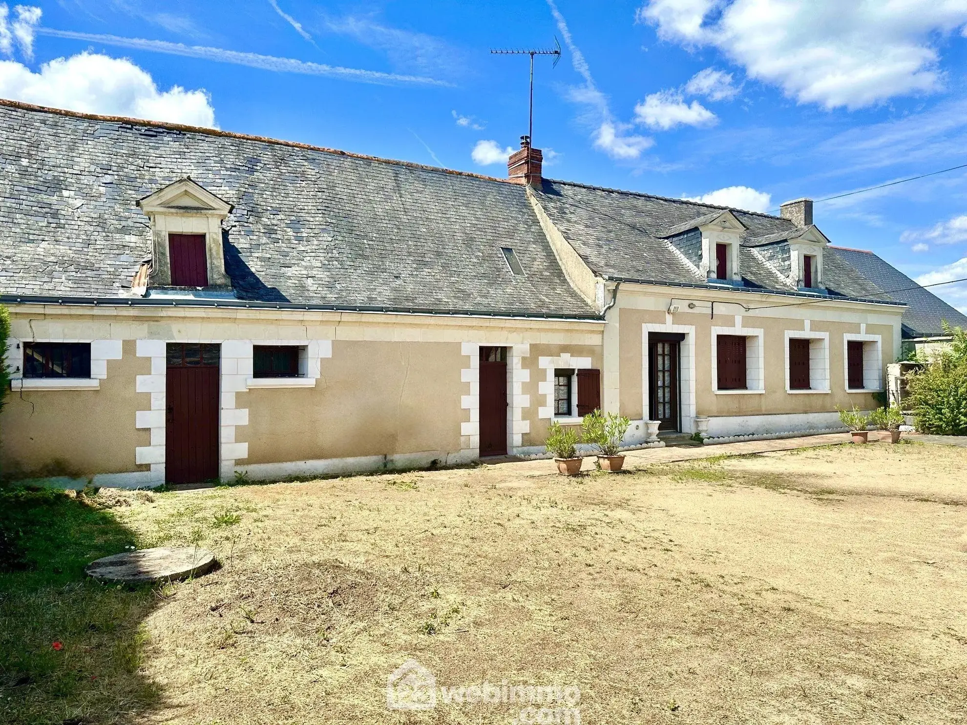 Maison ancienne à rénover avec dépendances à Mazé-Milon (69 m², 800 m² terrain)