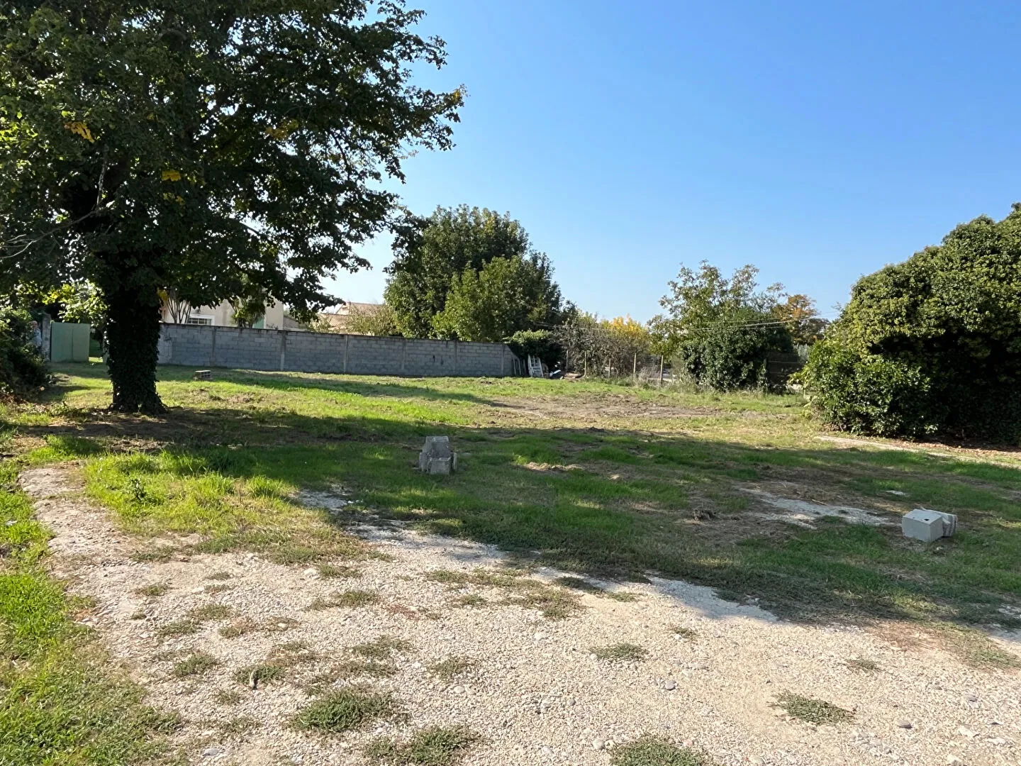 Terrain constructible de 1100 m² avec vue sur le Luberon - environnement calme