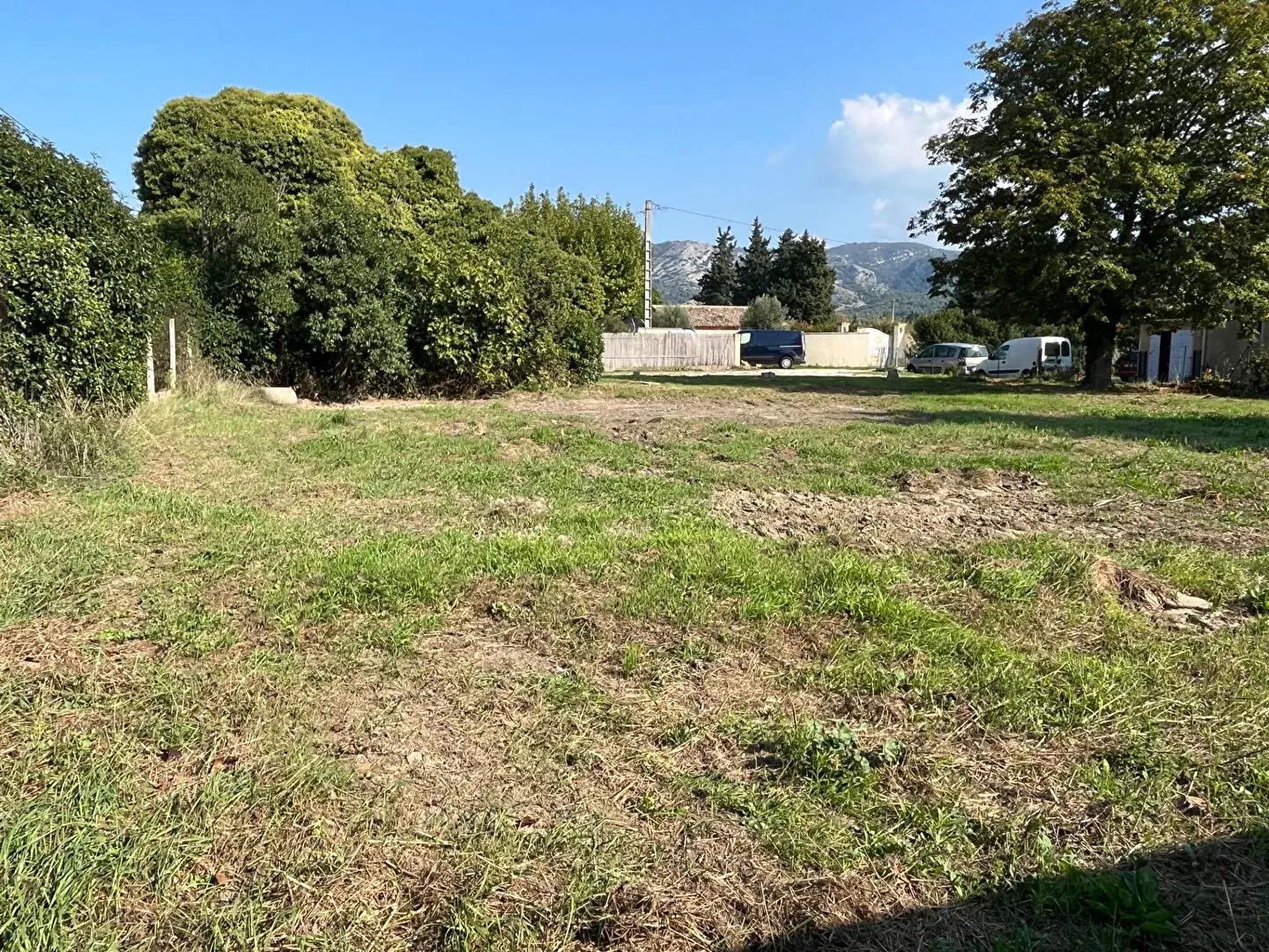 Terrain constructible de 1100 m² avec vue sur le Luberon - environnement calme 