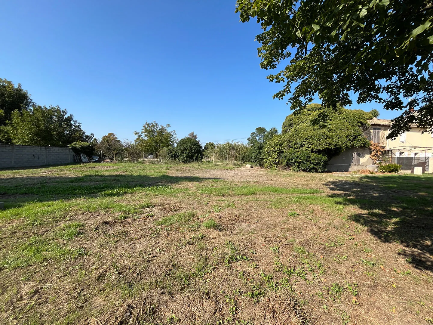Terrain constructible de 1100 m² avec vue sur le Luberon - environnement calme 