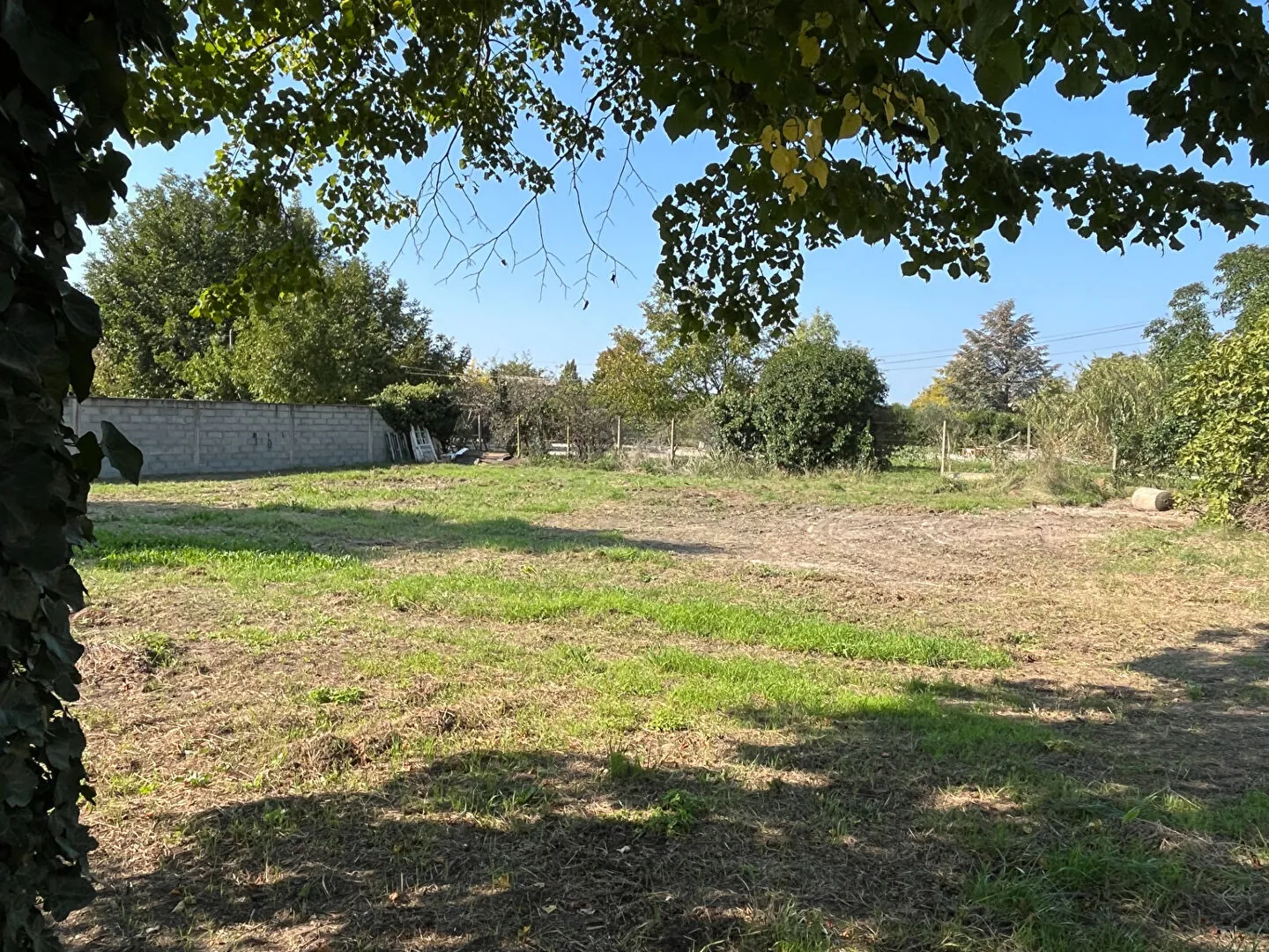 Terrain constructible de 1100 m² avec vue sur le Luberon - environnement calme 