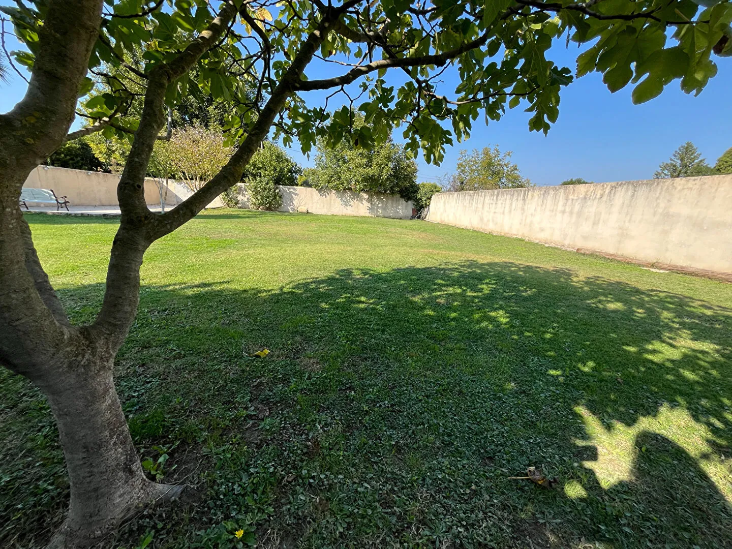 Terrain constructible de 1100 m² avec vue sur le Luberon - environnement calme 