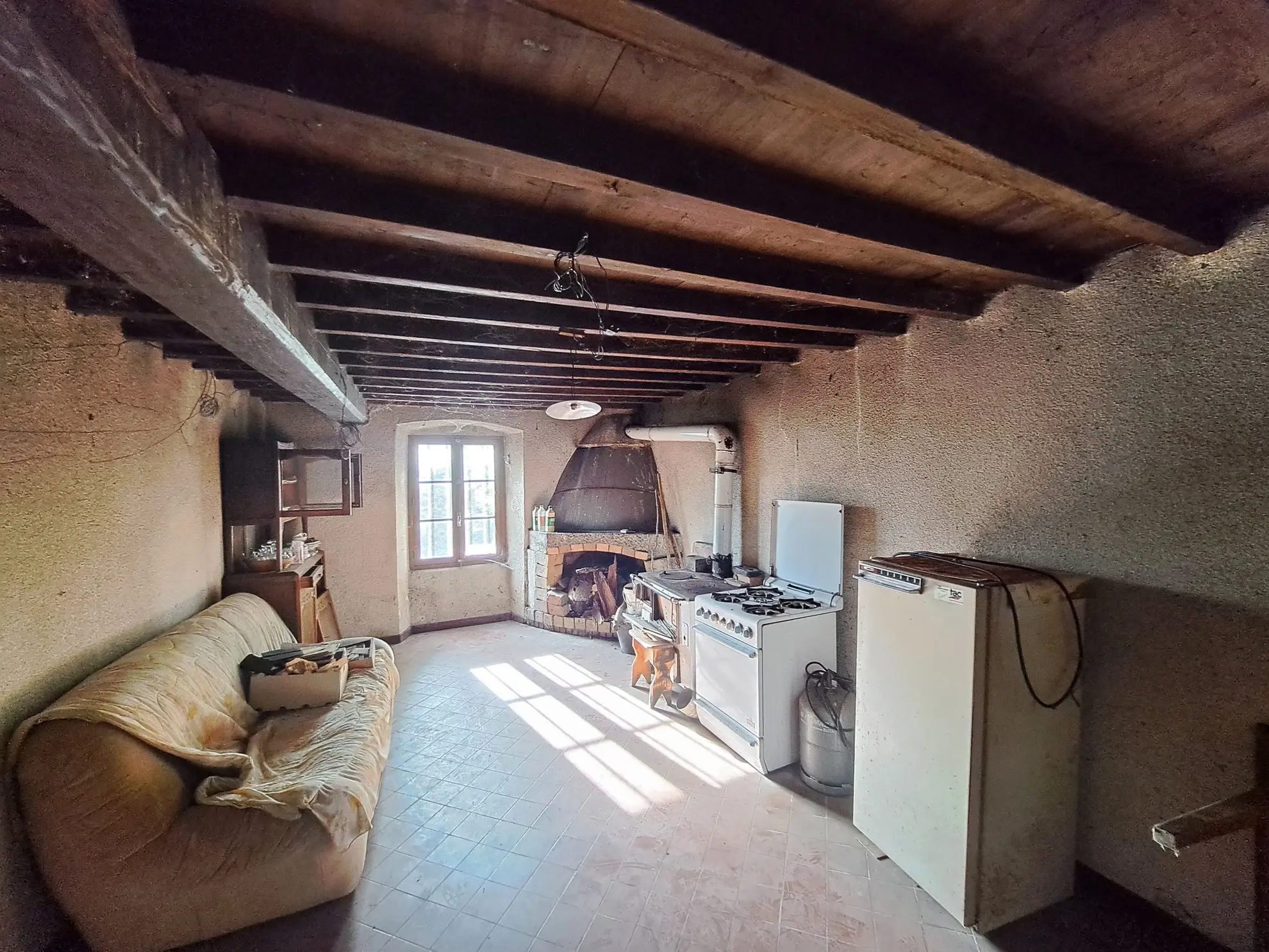 Maison en pierre à restaurer dans un hameau montagnard proche La Renaudie 