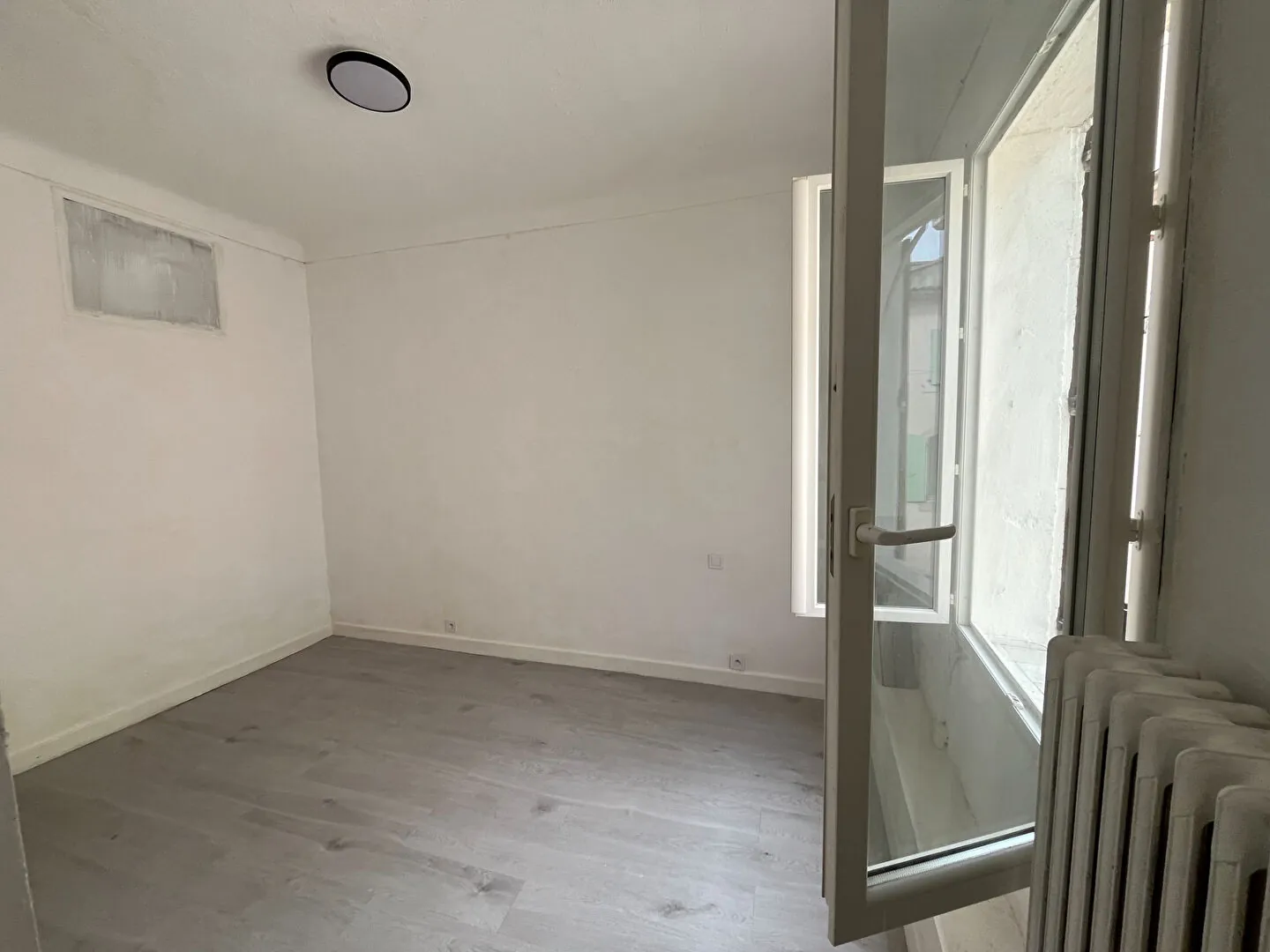 Maison de village rénovée à Apt – 4 chambres, garage, cheminée 