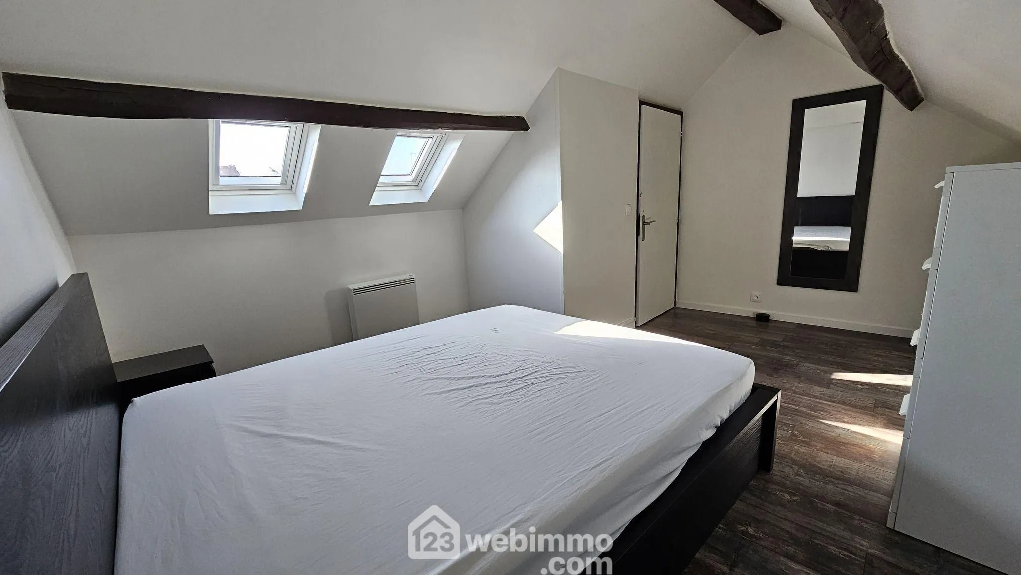 Maison de ville rénovée de 47 m² à Vert-le-Grand - Calme et luminosité 