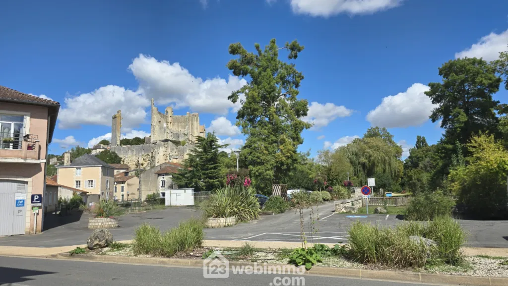 Maison à vendre de 130 m² avec vue sur le centre-ville de Chauvigny 