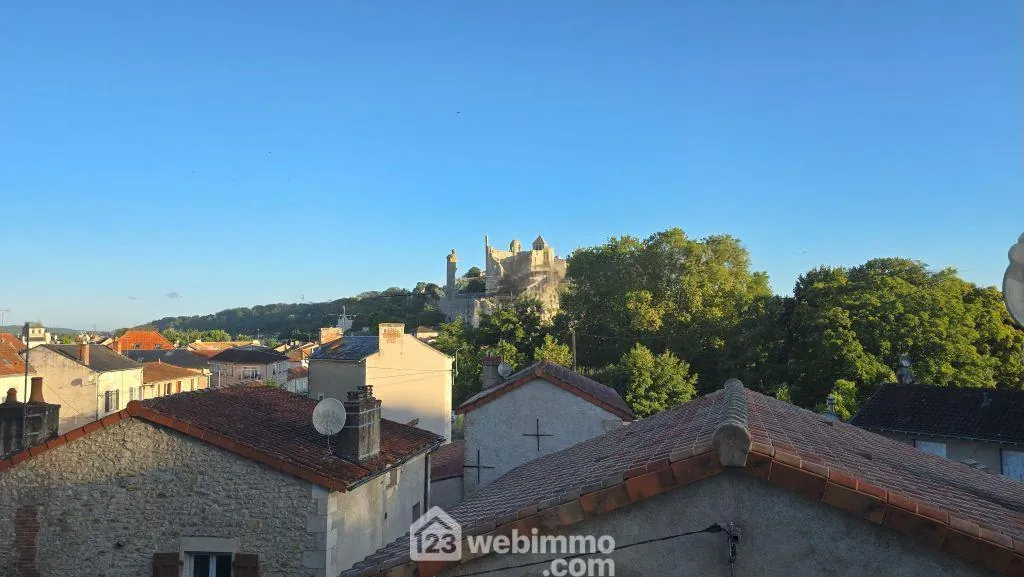 Maison à vendre de 130 m² avec vue sur le centre-ville de Chauvigny 