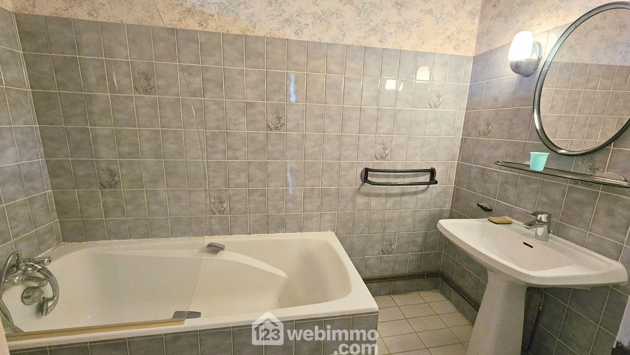 Grande maison ancienne à Rumont avec dépendances et potentiel historique 