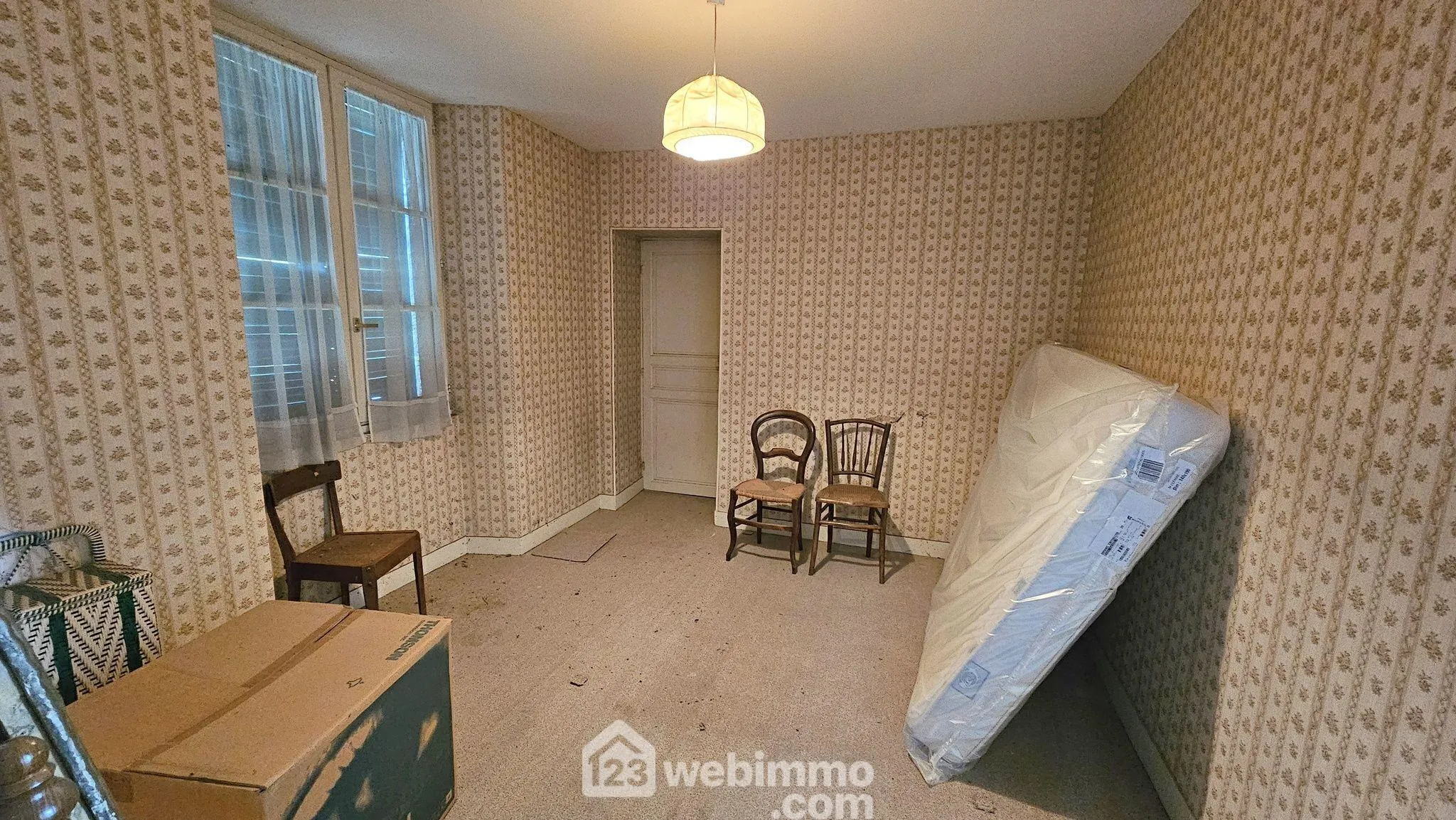 Grande maison ancienne à Rumont avec dépendances et potentiel historique 