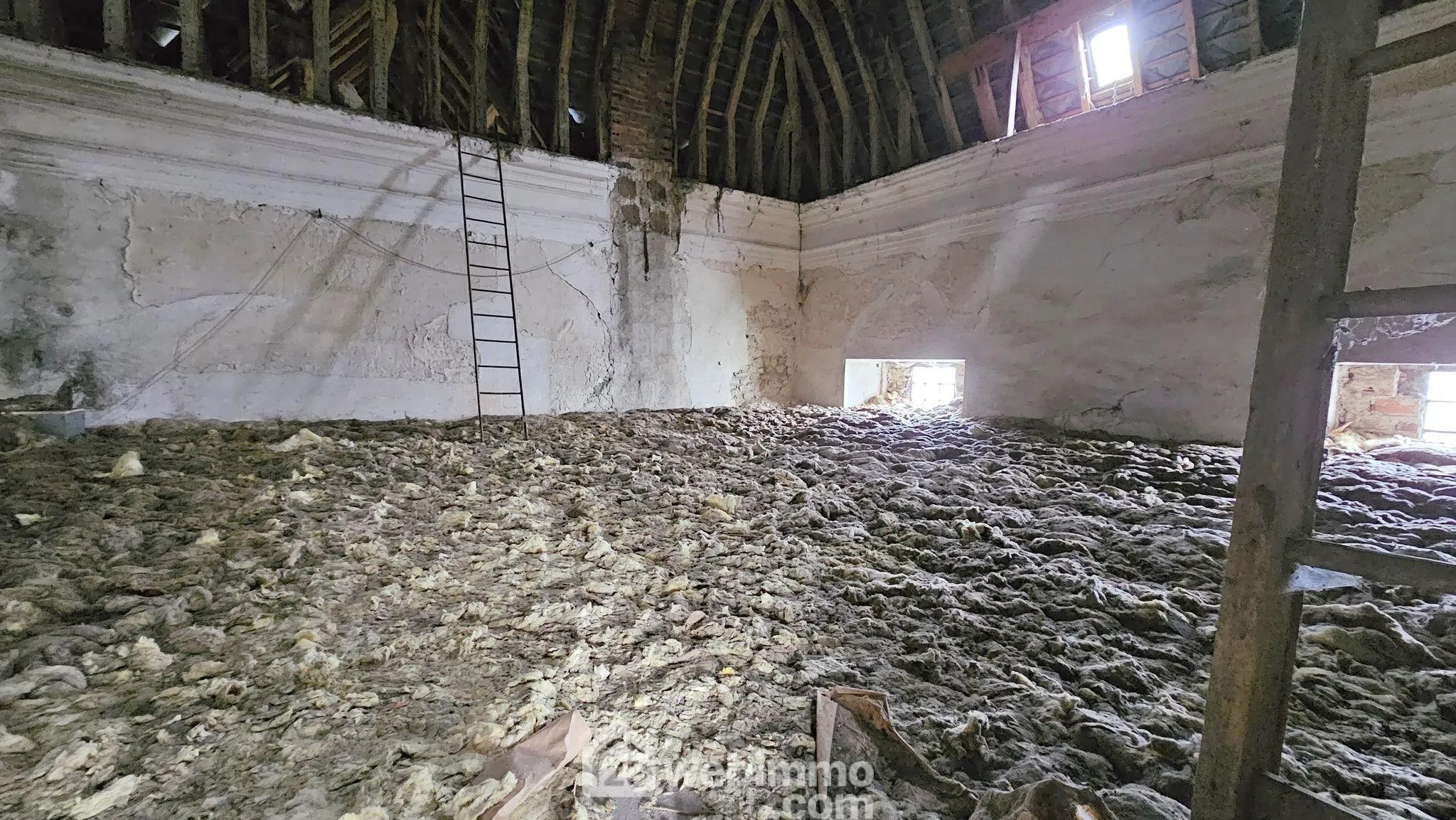 Grande maison ancienne à Rumont avec dépendances et potentiel historique 