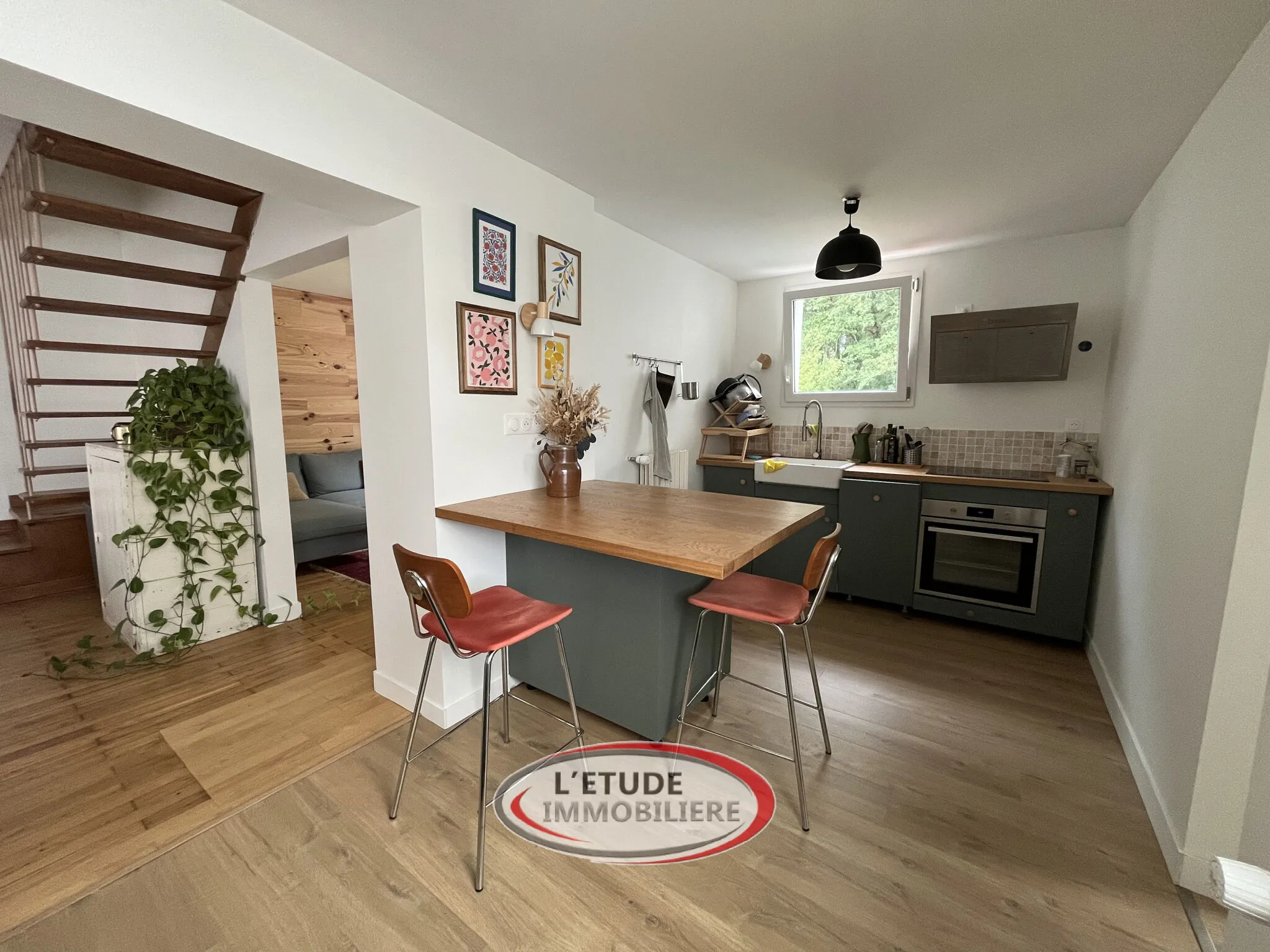 Maison rénovée en 2023 à Nantes avec vue sur parc, 2 chambres, garage et proximité des commodités