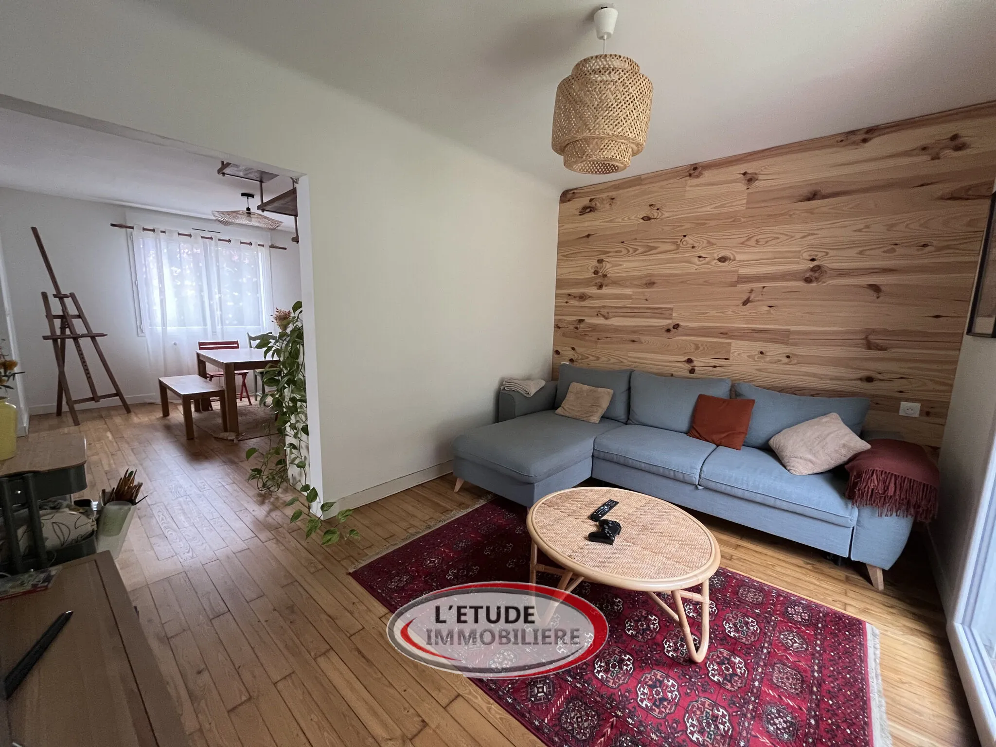 Maison rénovée en 2023 à Nantes avec vue sur parc, 2 chambres, garage et proximité des commodités 