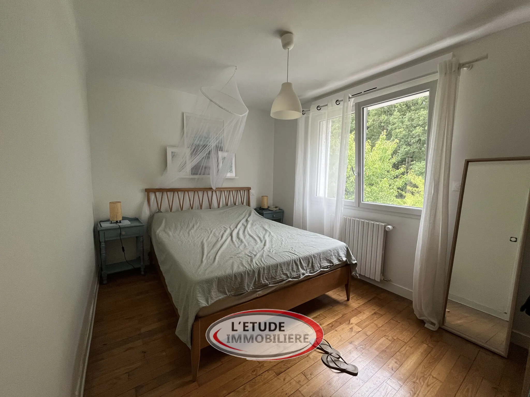 Maison rénovée en 2023 à Nantes avec vue sur parc, 2 chambres, garage et proximité des commodités 