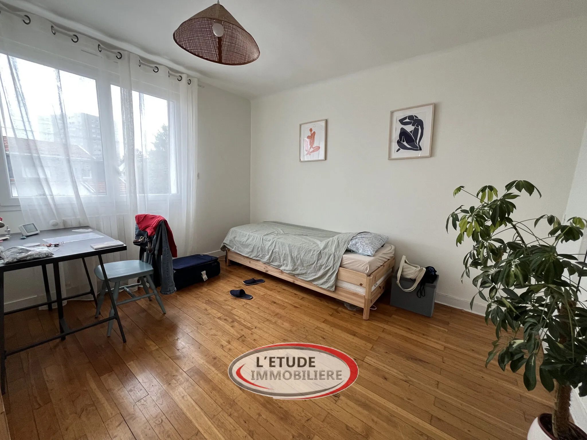 Maison rénovée en 2023 à Nantes avec vue sur parc, 2 chambres, garage et proximité des commodités 