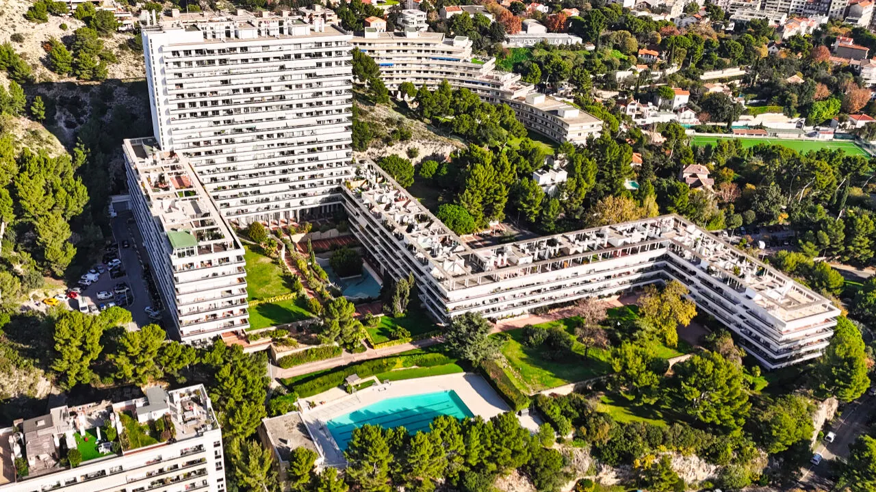 Studette Marseille 13008 - Résidence sécurisée avec piscine et tennis