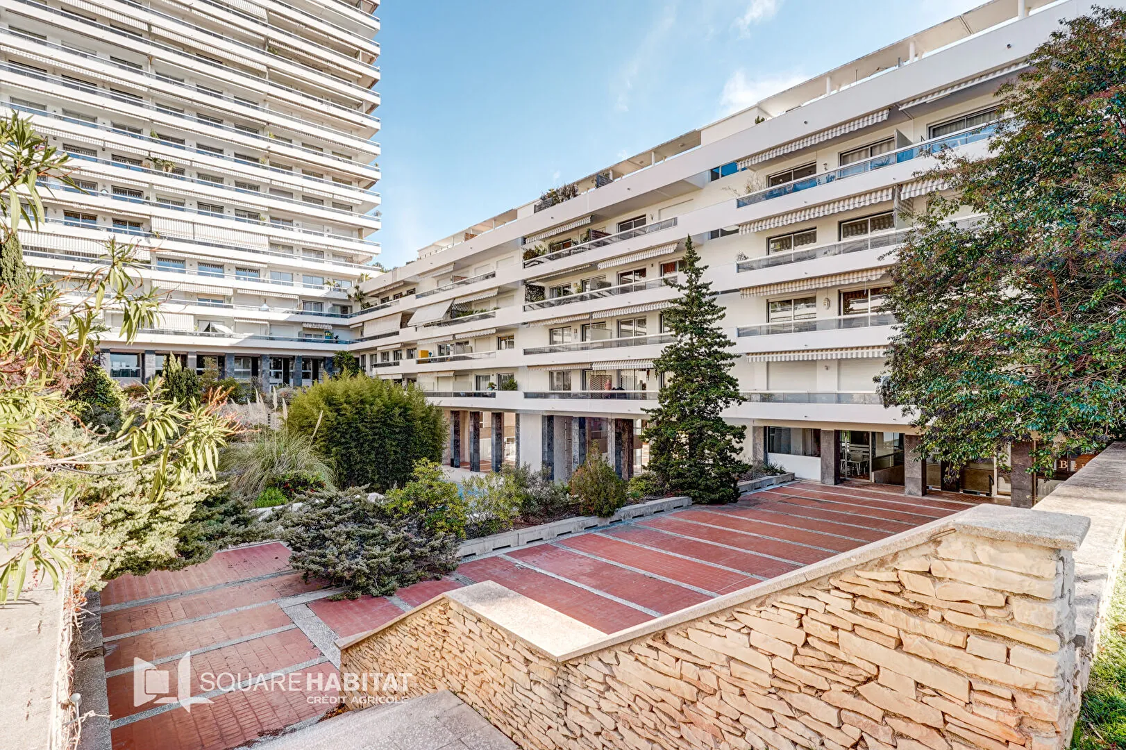 Studette Marseille 13008 - Résidence sécurisée avec piscine et tennis 