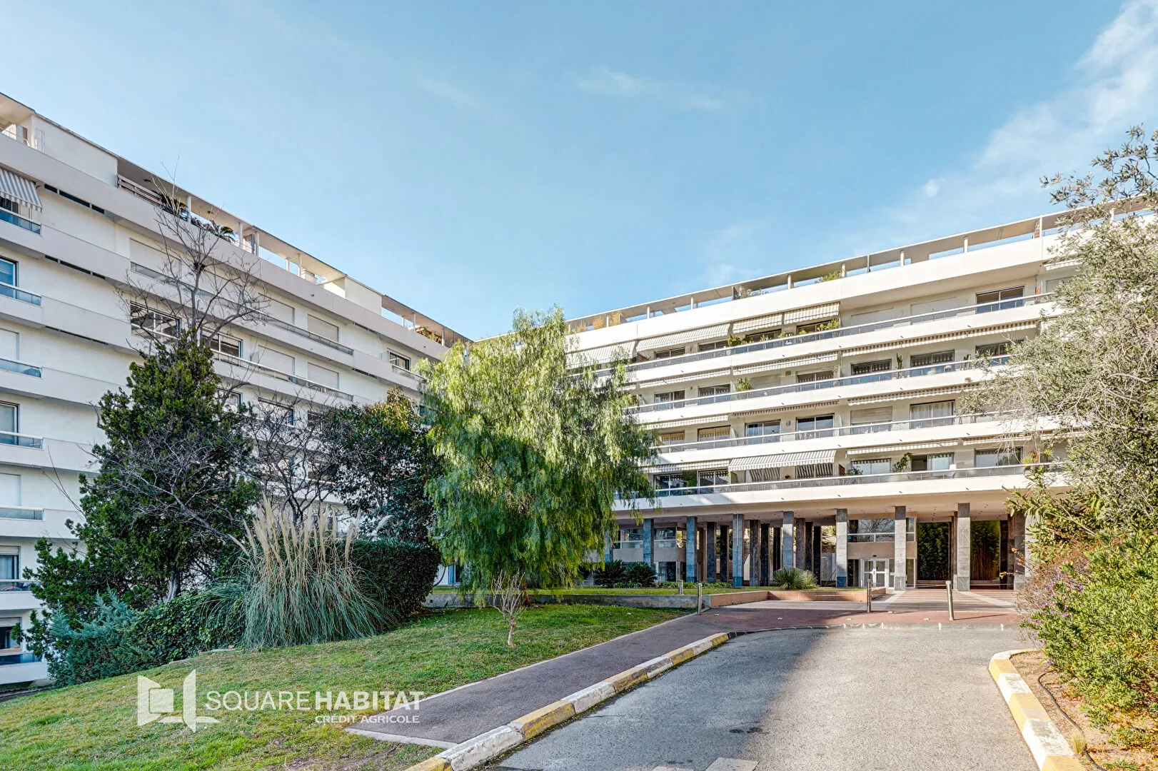 Studette Marseille 13008 - Résidence sécurisée avec piscine et tennis 