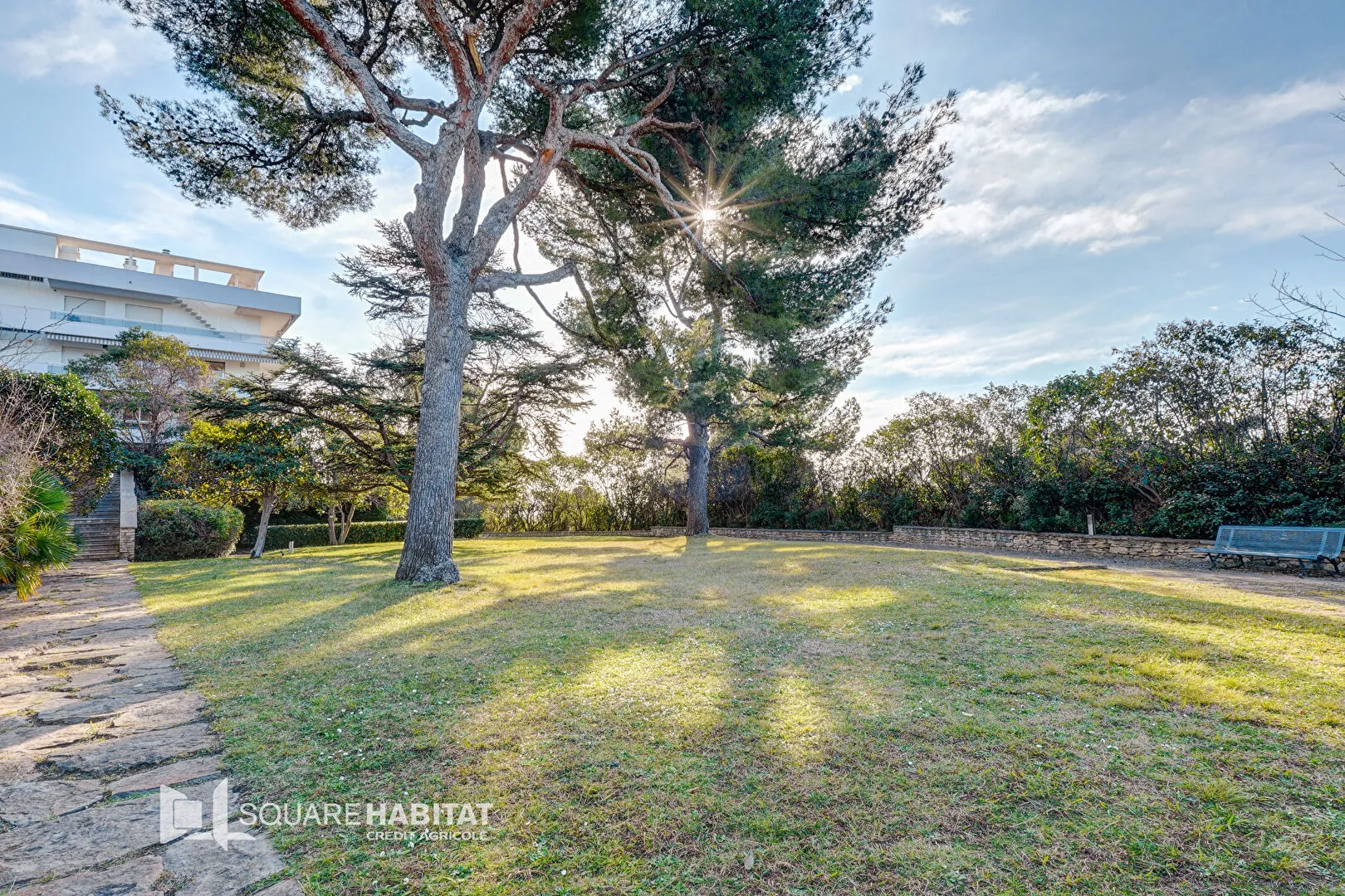 Studette Marseille 13008 - Résidence sécurisée avec piscine et tennis 