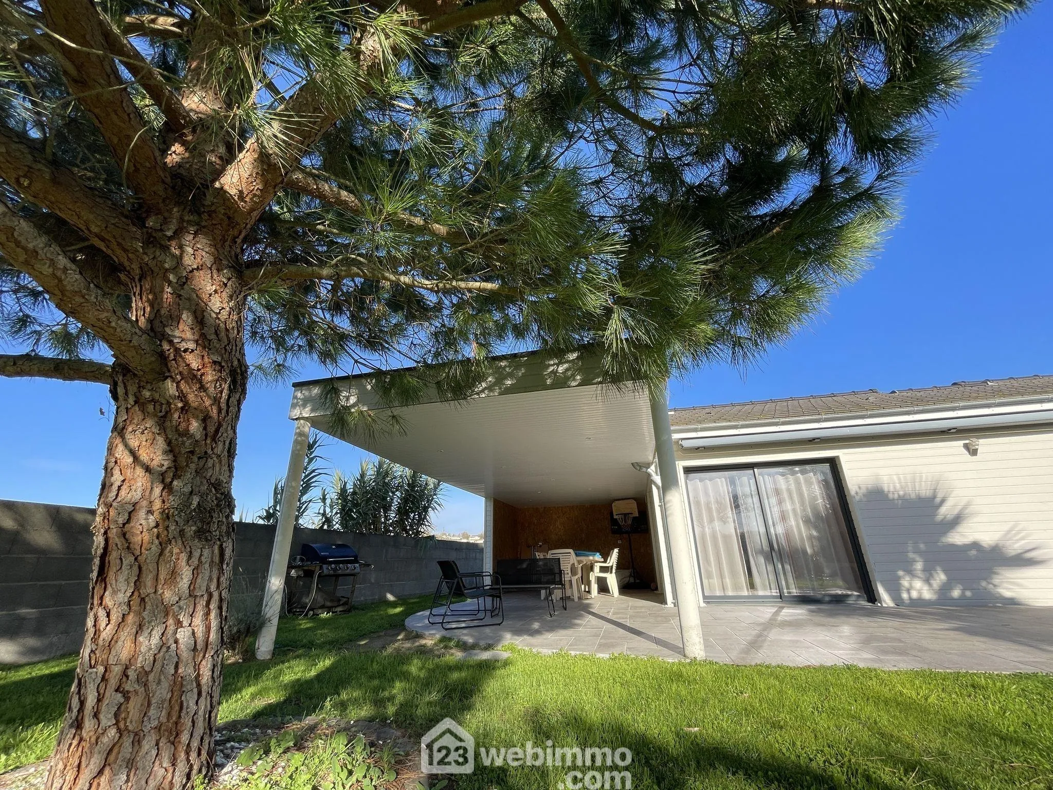 Maison moderne en bois de 165 m2 avec piscine à Naintré (86530) 
