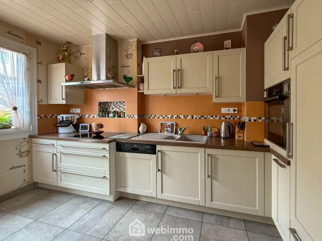 Maison 84 m² à Pouzauges avec jardin et sous-sol, parfait pour un premier achat 