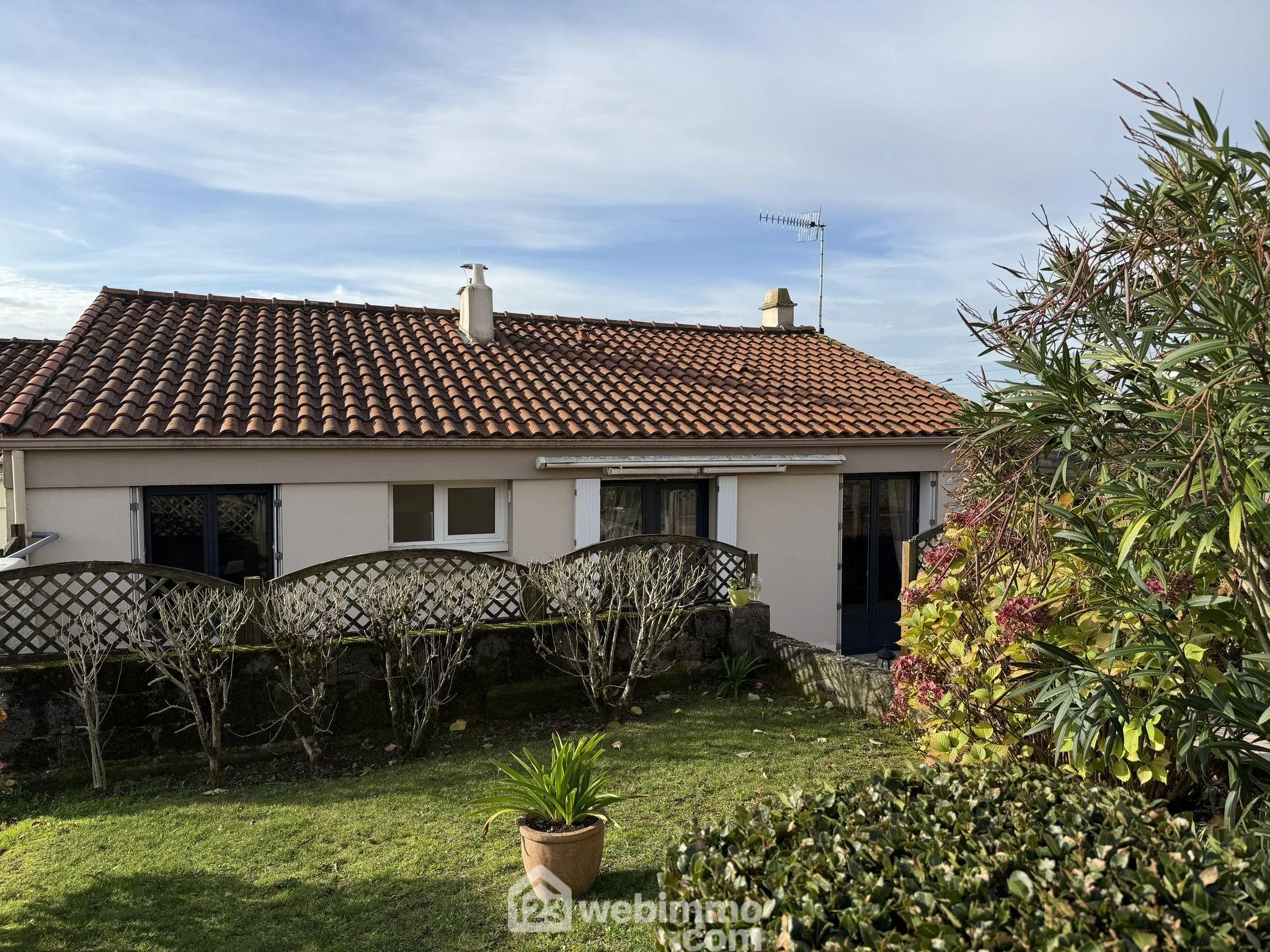 Maison 84 m² à Pouzauges avec jardin et sous-sol, parfait pour un premier achat 