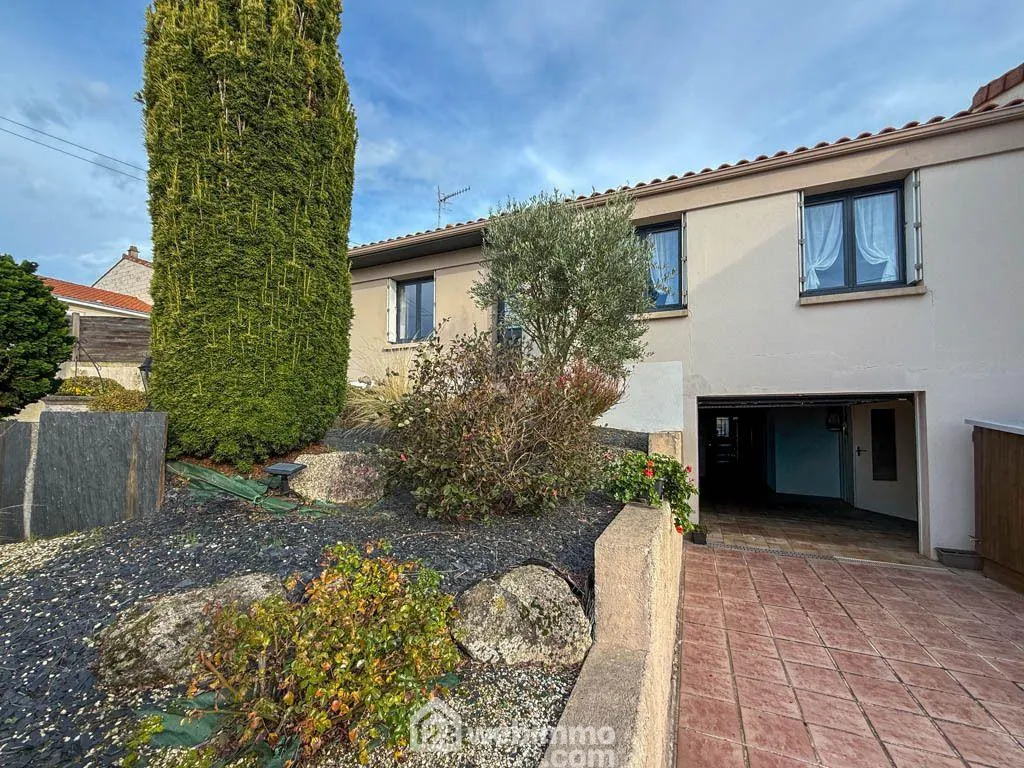 Maison 84 m² à Pouzauges avec jardin et sous-sol, parfait pour un premier achat 