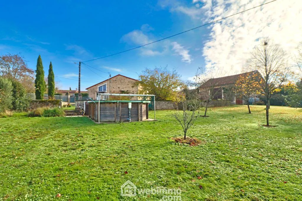 Longère rénovée de 240 m² à Saint Macoux, proche commodités 