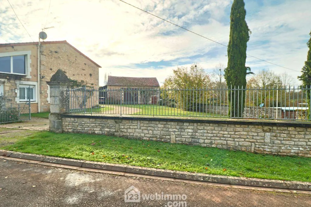 Longère rénovée de 240 m² à Saint Macoux, proche commodités 